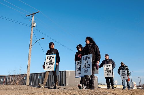 15112024
Canada Post workers picket outside Canada Post&#x2019;s Brandon mail processing plant on Douglas Street on Friday. Approximately 55,000 postal workers represented by the Canadian Union of Postal Workers went on strike across Canada on Friday.
(Tim Smith/The Brandon Sun)