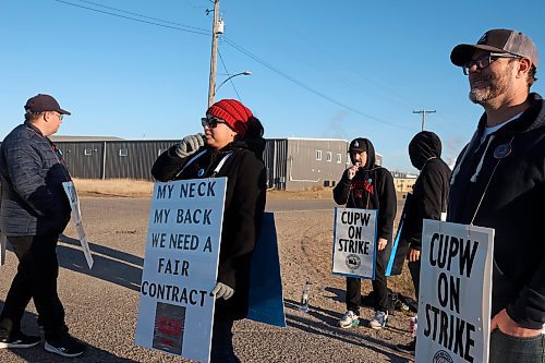 15112024
Canada Post workers picket outside Canada Post&#x2019;s Brandon mail processing plant on Douglas Street on Friday. Approximately 55,000 postal workers represented by the Canadian Union of Postal Workers went on strike across Canada on Friday.
(Tim Smith/The Brandon Sun)