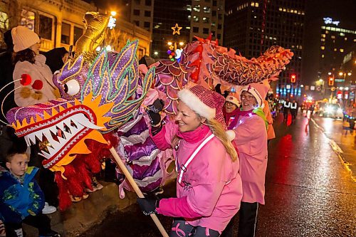 BROOK JONES/FREE PRESS
Chemo Savvy Dragon Boat Team member Shonna operates the head of the dragon as she participates in the Manitoba Hydro Santa Claus Parade in Winnipeg, Man., Saturday, Nov. 16, 2024.. The Santa Claus parade has run annually in Winnipeg since the former Eaton&#x2019;s department store organized the first one in 1909.