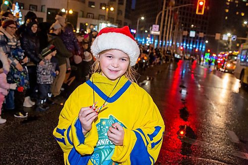 BROOK JONES/FREE PRESS
Sophia Patzer, 8, who was participating with the Winnipeg 150 parade entry passes out candy canes to the crowd during the Manitoba Hydro Santa Claus Parade in Winnipeg, Man., Saturday, Nov. 16, 2024. The Santa Claus parade has run annually in Winnipeg since the former Eaton&#x2019;s department store organized the first one in 1909.