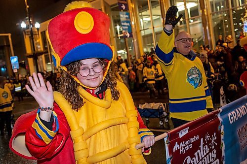 BROOK JONES/FREE PRESS
Mattea Thiessen (left) and Winnipeg Mayor and parade grand marshal Scott Gillingham wave to the crowd during the Manitoba Hydro Santa Claus Parade in Winnipeg, Man., Saturday, Nov. 16, 2024. The Santa Claus parade has run annually in Winnipeg since the former Eaton&#x2019;s department store organized the first one in 1909.