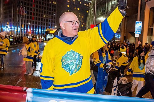 BROOK JONES/FREE PRESS
Winnipeg Mayor and parade grand marshal Scott Gillingham waves to the crowd during the Manitoba Hydro Santa Claus Parade in Winnipeg, Man., Saturday, Nov. 16, 2024. The Santa Claus parade has run annually in Winnipeg since the former Eaton&#x2019;s department store organized the first one in 1909.