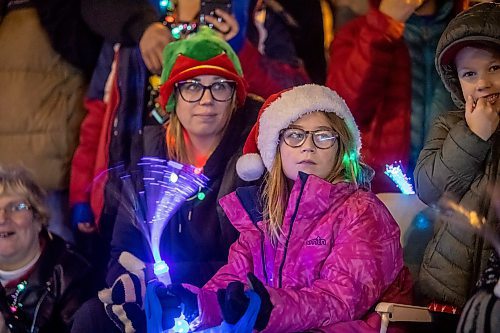 BROOK JONES/FREE PRESS
Savannah Sailor (Santa hat) and her mother Kristina Sailor (elf hat) watch the Manitoba Hydro Santa Claus Parade in Winnipeg, Man., Saturday, Nov. 16, 2024. The Santa Claus parade has run annually in Winnipeg since the former Eaton&#x2019;s department store organized the first one in 1909.