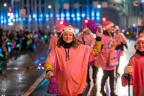 BROOK JONES/FREE PRESS
Chemo Savvy Dragon Boat Team member Avery Gervis waves to the crowd as she participates in the Manitoba Hydro Santa Claus Parade in Winnipeg, Man., Saturday, Nov. 16, 2024.. The Santa Claus parade has run annually in Winnipeg since the former Eaton&#x2019;s department store organized the first one in 1909.