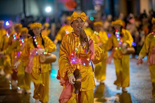 BROOK JONES/FREE PRESS
Falun Dafa participate in the Manitoba Hydro Santa Claus Parade in Winnipeg, Man., Saturday, Nov. 16, 2024. The Santa Claus parade has run annually in Winnipeg since the former Eaton&#x2019;s department store organized the first one in 1909.