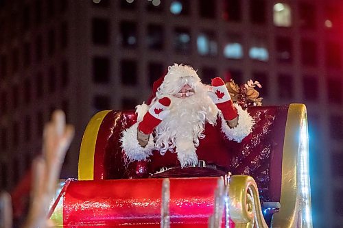 BROOK JONES/FREE PRESS
Santa Claus waves to the his admirers as he arrives in downtown Winnipeg ahead of the Christmas season Saturday night. The Jolly Old Elf was participating in the Manitoba Hydro Santa Claus Parade in Winnipeg, Man., Saturday, Nov. 16, 2024.