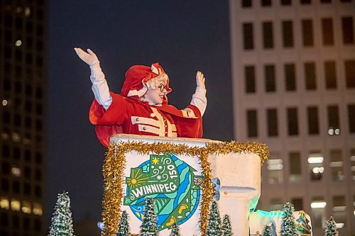 BROOK JONES/FREE PRESS
Mrs. Claus waving to the crowd during the Manitoba Hydro Santa Claus Parade in Winnipeg, Man., Saturday, Nov. 16, 2024. The Santa Claus parade has run annually in Winnipeg since the former Eaton&#x2019;s department store organized the first one in 1909.