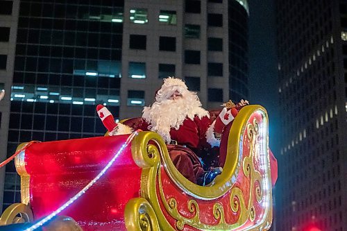 BROOK JONES/FREE PRESS
Santa Claus waves to the his admirers as he arrives in downtown Winnipeg ahead of the Christmas season Saturday night. The Jolly Old Elf was participating in the Manitoba Hydro Santa Claus Parade in Winnipeg, Man., Saturday, Nov. 16, 2024.