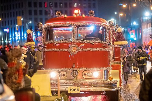 BROOK JONES/FREE PRESS
The Winnipeg Firefighters Musuem feature a fire truck from 1966 in the Manitoba Hydro Santa Claus Parade in Winnipeg, Man., Saturday, Nov. 16, 2023. The Santa Claus parade has run annually in Winnipeg since the former Eaton&#x2019;s department store organized the first one in 1909.