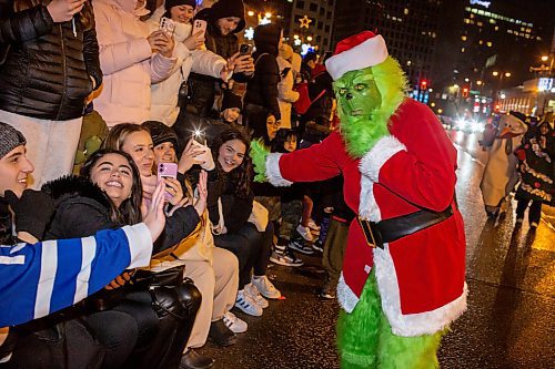 BROOK JONES / WINNIPEG FREE PRESS
The Grinch giving high fives to the crowd during the Manitoba Hydro Santa Claus Parade in Winnipeg, Man., Saturday, Nov. 16, 2024. The Santa Claus parade has run annually in Winnipeg since the former Eaton&#x2019;s department store organized the first one in 1909.