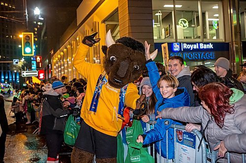 BROOK JONES/FREE PRESS
Univesity of Manitoba mascot Billy the Bison having fun with the crown during the Manitoba Hydro Santa Claus Parade in Winnipeg, Man., Saturday, Nov. 16, 2024.. The Santa Claus parade has run annually in Winnipeg since the former Eaton&#x2019;s department store organized the first one in 1909.