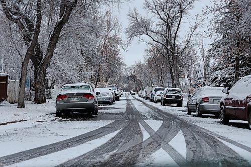 Brandon first snowfall on Second Str. on Sunday (Abiola odutola/The Brandon Sun) 