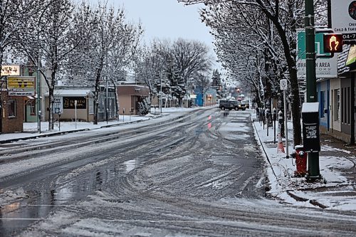 Brandon first snowfall on 10th Str. on Sunday morning (Abiola odutola/The Brandon Sun)