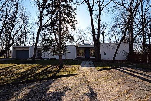 Todd Lewys / Free Press
Situated on a mature, well-treed riverside lot, the 3,148-sq.-ft. bungalow is a mid-century-modern marvel that offers all kinds of potential.