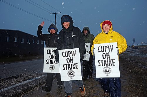 Canada Post letter carriers picket outside Canada Post’s Brandon mail processing plant on Douglas Street as snow falls late Tuesday afternoon. Approximately 55,000 postal workers represented by the Canadian Union of Postal Workers went on strike across Canada on Friday. (Tim Smith/The Brandon Sun)