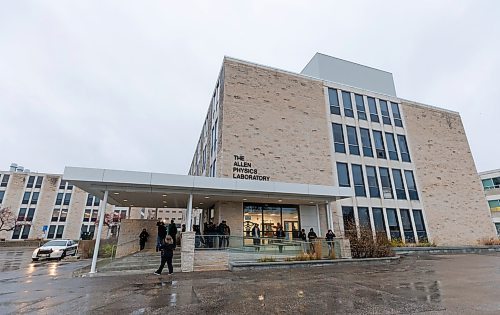 MIKE DEAL / FREE PRESS
Students gather outside the Allen Physics Laboratory building (30 Sifton Rd.), waiting to hear if their classes would be cancelled, after reports of a man armed with a knife Tuesday morning. 
Reporter: Nicole Buffie
241119 - Tuesday, November 19, 2024.