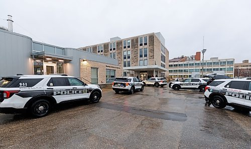 MIKE DEAL / FREE PRESS
Along with a large number of Winnipeg Police vehicles, students gather outside the Allen Physics Laboratory building (30 Sifton Rd.), waiting to hear if their classes would be cancelled, after reports of a man armed with a knife Tuesday morning. 
Reporter: Nicole Buffie
241119 - Tuesday, November 19, 2024.