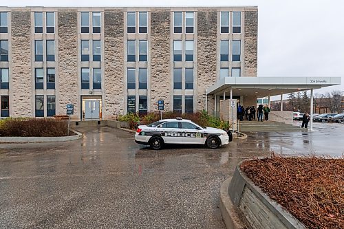 MIKE DEAL / FREE PRESS
Along with a large number of Winnipeg Police vehicles, students gather outside the Allen Physics Laboratory building (30 Sifton Rd.), waiting to hear if their classes would be cancelled, after reports of a man armed with a knife Tuesday morning. 
Reporter: Nicole Buffie
241119 - Tuesday, November 19, 2024.