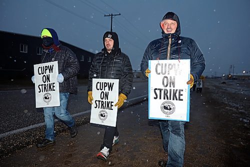 19112024
Canada Post letter carriers picket outside Canada Post&#x2019;s Brandon mail processing plant on Douglas Street as snow falls late Tuesday afternoon. Approximately 55,000 postal workers represented by the Canadian Union of Postal Workers went on strike across Canada on Friday.
(Tim Smith/The Brandon Sun)