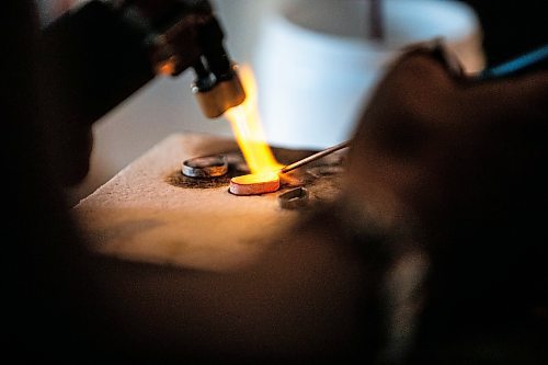 MIKAELA MACKENZIE / FREE PRESS
	
Karen Schmidt Humiski works in her jewelry studio in Winnipeg on Thursday, Nov. 14, 2024. She has been working with silver for 43 years, 30 of which were spent teaching jewelry and metal smithing.

For AV story
Winnipeg Free Press 2024