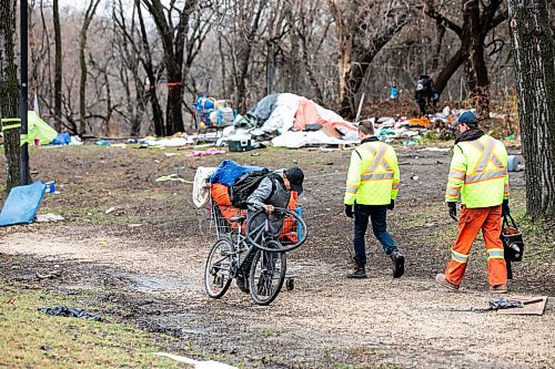 MIKAELA MACKENZIE / FREE PRESS
	
Police and city workers at an encampment at Mostyn Place Park, where residents are clearing out, on Wednesday, Nov. 20, 2024.


Winnipeg Free Press 2024