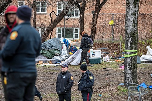 MIKAELA MACKENZIE / FREE PRESS
	
Police and city workers at an encampment at Mostyn Place Park, where residents are clearing out, on Wednesday, Nov. 20, 2024.


Winnipeg Free Press 2024