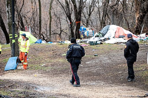 MIKAELA MACKENZIE / FREE PRESS
	
Police and city workers at an encampment at Mostyn Place Park, where residents are clearing out, on Wednesday, Nov. 20, 2024.


Winnipeg Free Press 2024