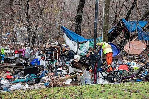 MIKAELA MACKENZIE / FREE PRESS
	
Police and city workers at an encampment at Mostyn Place Park, where residents are clearing out, on Wednesday, Nov. 20, 2024.


Winnipeg Free Press 2024