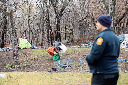 MIKAELA MACKENZIE / FREE PRESS
	
Police and city workers at an encampment at Mostyn Place Park, where residents are clearing out, on Wednesday, Nov. 20, 2024.


Winnipeg Free Press 2024