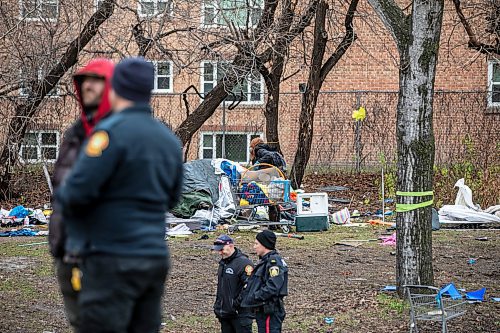 MIKAELA MACKENZIE / FREE PRESS
	
Police and city workers at an encampment at Mostyn Place Park, where residents are clearing out, on Wednesday, Nov. 20, 2024.


Winnipeg Free Press 2024