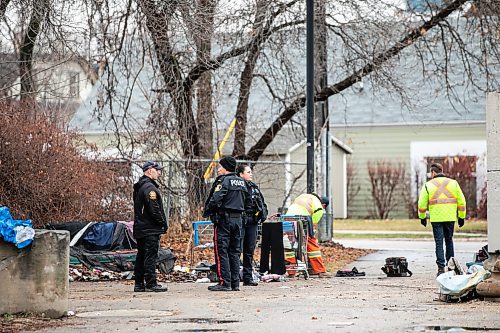 MIKAELA MACKENZIE / FREE PRESS
	
Police and city workers at an encampment at Mostyn Place Park, where residents are clearing out, on Wednesday, Nov. 20, 2024.


Winnipeg Free Press 2024