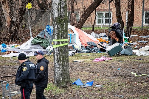 MIKAELA MACKENZIE / FREE PRESS
	
Police and city workers at an encampment at Mostyn Place Park, where residents are clearing out, on Wednesday, Nov. 20, 2024.


Winnipeg Free Press 2024