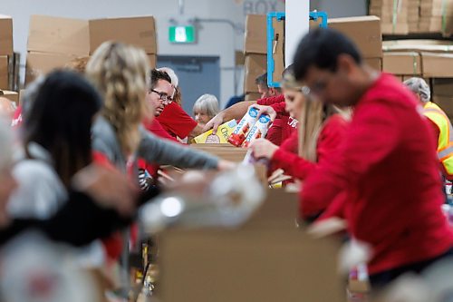 MIKE DEAL / FREE PRESS
Volunteers from CIBC pack up food hampers for The Christmas Cheer Board of Winnipeg, Friday afternoon.
241122 - Friday, November 22, 2024.