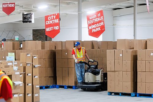 MIKE DEAL / FREE PRESS
Brian Laschuk, a volunteer who is marking up his 21st year with The Christmas Cheer Board of Winnipeg, moves pallets of packaged food hampers in the warehouse Friday afternoon.
241122 - Friday, November 22, 2024.