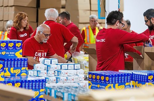 MIKE DEAL / FREE PRESS
Volunteers from CIBC pack up food hampers for The Christmas Cheer Board of Winnipeg, Friday afternoon.
241122 - Friday, November 22, 2024.