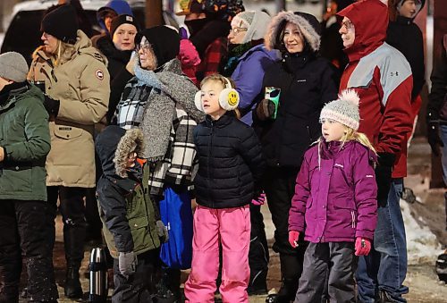 A crowd watches the Brandon Santa Parade Saturday from their spot on the north side of Rosser Avenue. (Michele McDougall/The Brandon Sun) 