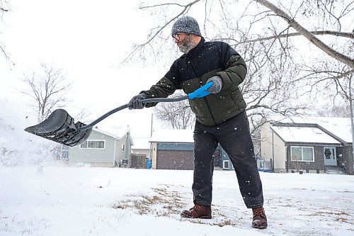 RUTH BONNEVILLE / FREE PRESS
Standup Weather
Silver Heights resident, Bryan Kjartanson, takes a break from his work from home toshovel his driveway after Winnipeg received its first blanket of snow for the season Monday.
Nov 25th, 2024