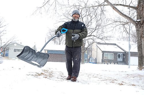 RUTH BONNEVILLE / FREE PRESS
Standup Weather
Silver Heights resident, Bryan Kjartanson, takes a break from his work from home toshovel his driveway after Winnipeg received its first blanket of snow for the season Monday.
Nov 25th, 2024