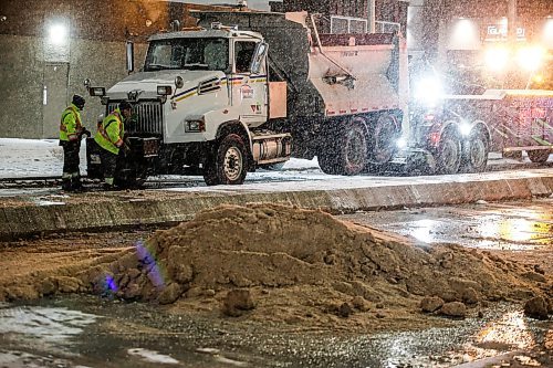 JOHN WOODS / FREE PRESS
A city sanding truck is towed away after it tipped over on Sargent Ave at St James  Monday, November 25, 2024.

Reporter: standup