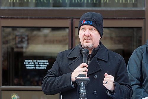 MIKE DEAL / FREE PRESS
Members of the Amalgamated Transit Union Local 1505 hold a rally Tuesday morning outside city hall pushing for improved safety measures on Winnipeg Transit.
ATU local 1505 president, Chris Scott, speaks during the rally outside city hall.
Reporter: Erik Pindera
241126 - Tuesday, November 26, 2024.