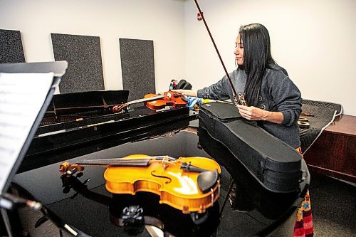 MIKAELA MACKENZIE / FREE PRESS
	
Indigenous Studies grad student Krysta Alexson gets her fiddle out for class at the University of Manitoba on Tuesday, Nov. 26, 2024. The new class is the first of its kind in Canada, and was inspired by reconciliation.

For Scott story.
Winnipeg Free Press 2024