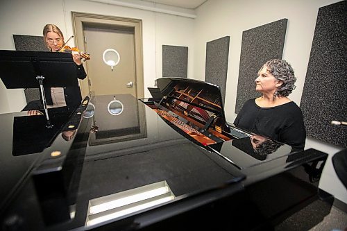 MIKAELA MACKENZIE / FREE PRESS
	
Metis fiddling instructor Patti Kusturok (right) teaches English major student (bachelor of general arts) Savannah Newans at the University of Manitoba on Tuesday, Nov. 26, 2024. The new class is the first of its kind in Canada, and was inspired by reconciliation.

For Scott story.
Winnipeg Free Press 2024