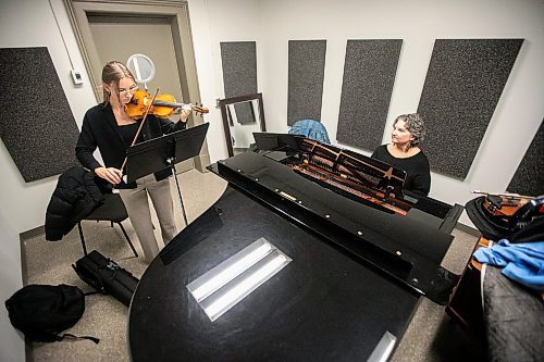 MIKAELA MACKENZIE / FREE PRESS
	
Metis fiddling instructor Patti Kusturok (right) teaches English major student (bachelor of general arts) Savannah Newans at the University of Manitoba on Tuesday, Nov. 26, 2024. The new class is the first of its kind in Canada, and was inspired by reconciliation.

For Scott story.
Winnipeg Free Press 2024