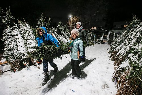 JOHN WOODS / FREE PRESS
Cori-Lee Roberts, coordinator of the Friends of 67th Christmas Tree Lot at River Heights Community Club, and her children Lochlann, left, and Xyla are photographed as they volunteer at the lot Wednesday, November 26, 2024. The 67th Winnipeg Scout group has been selling Christmas trees for 60 years.

Reporter: skye