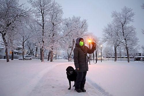 27112024
Rosario Medrano of El Salvador chats over video while admiring the hoar frost at Stanley Park with her dog Selena early Wednesday morning.
(Tim Smith/The Brandon Sun)