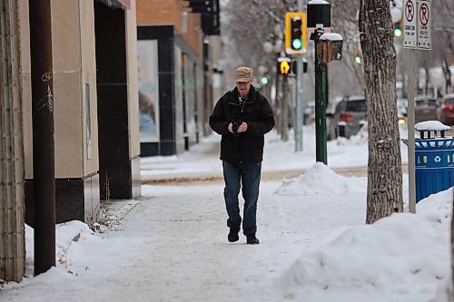 Brandon resident walks on CIBC's sidewalk Wednesday afternoon. (Abiola Odutola/The Brandon Sun) 