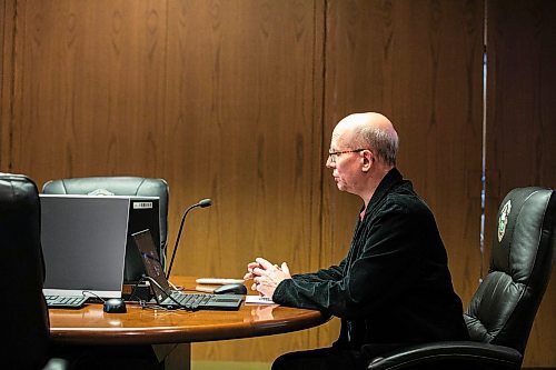 MIKAELA MACKENZIE / FREE PRESS
Steve West speaks at a committee meeting about Wellington Crescent speed limit reductions at city hall on Friday, Nov. 29, 2024.
For Joyanne story.
Winnipeg Free Press 2024