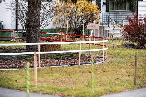 MIKAELA MACKENZIE / FREE PRESS
	
Jen de Delleyճ front yard, with fences and other items prepared for her Christmas elf village in River Heights on Monday, Nov. 18, 2024.

For AV story.
Winnipeg Free Press 2024