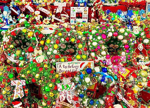 Gord Mackintosh / for the Free Press
Head-turning wreaths and baubles brighten the Clearspring Centre&#x2019;s Christmas Craft Show. 