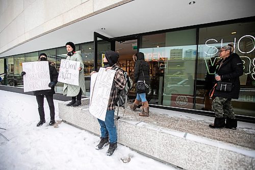 MIKAELA MACKENZIE / FREE PRESS
	
Owen Toews (left), Michelle Dallmann, and Les Scott hold signs outside of End Homelessness Winnipeg&#x573; conference at the Winnipeg Art Gallery on Tuesday, Dec. 3, 2024. 

For Nicole Buffie story.
Winnipeg Free Press 2024